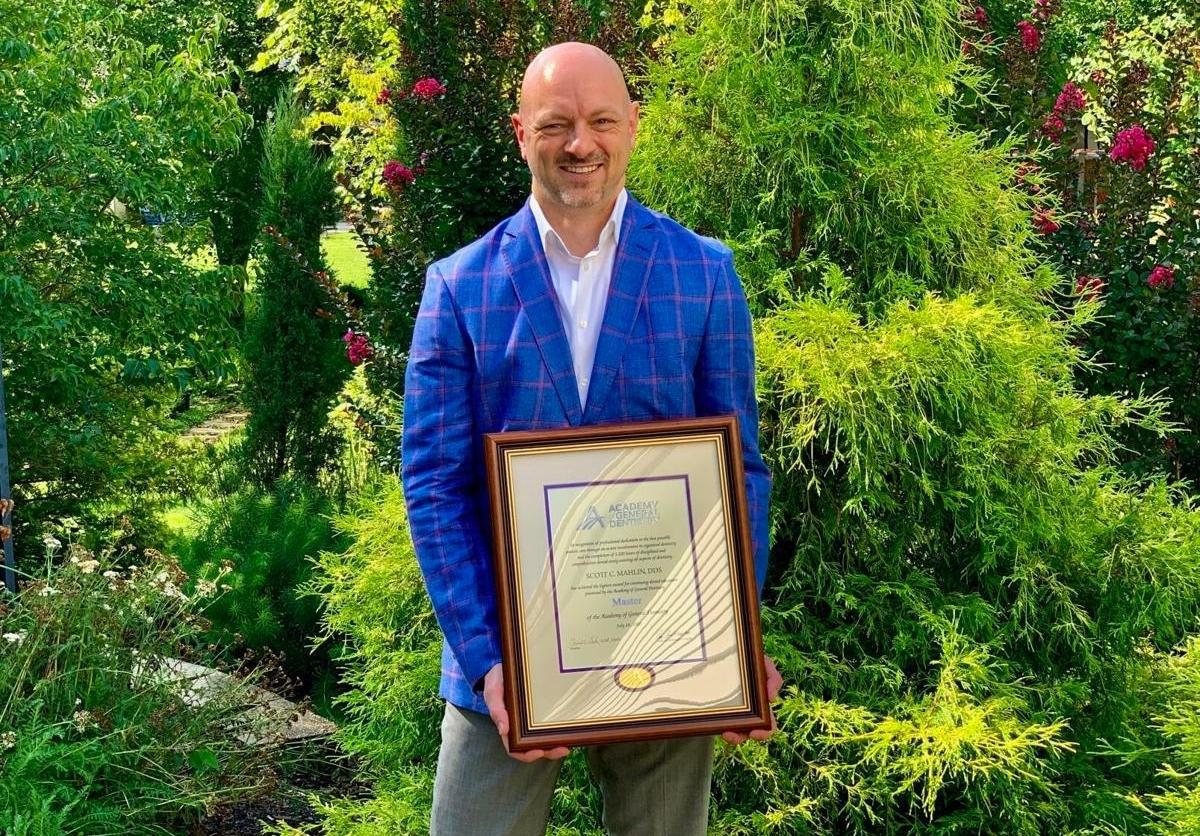 dr scott mahlin holding award