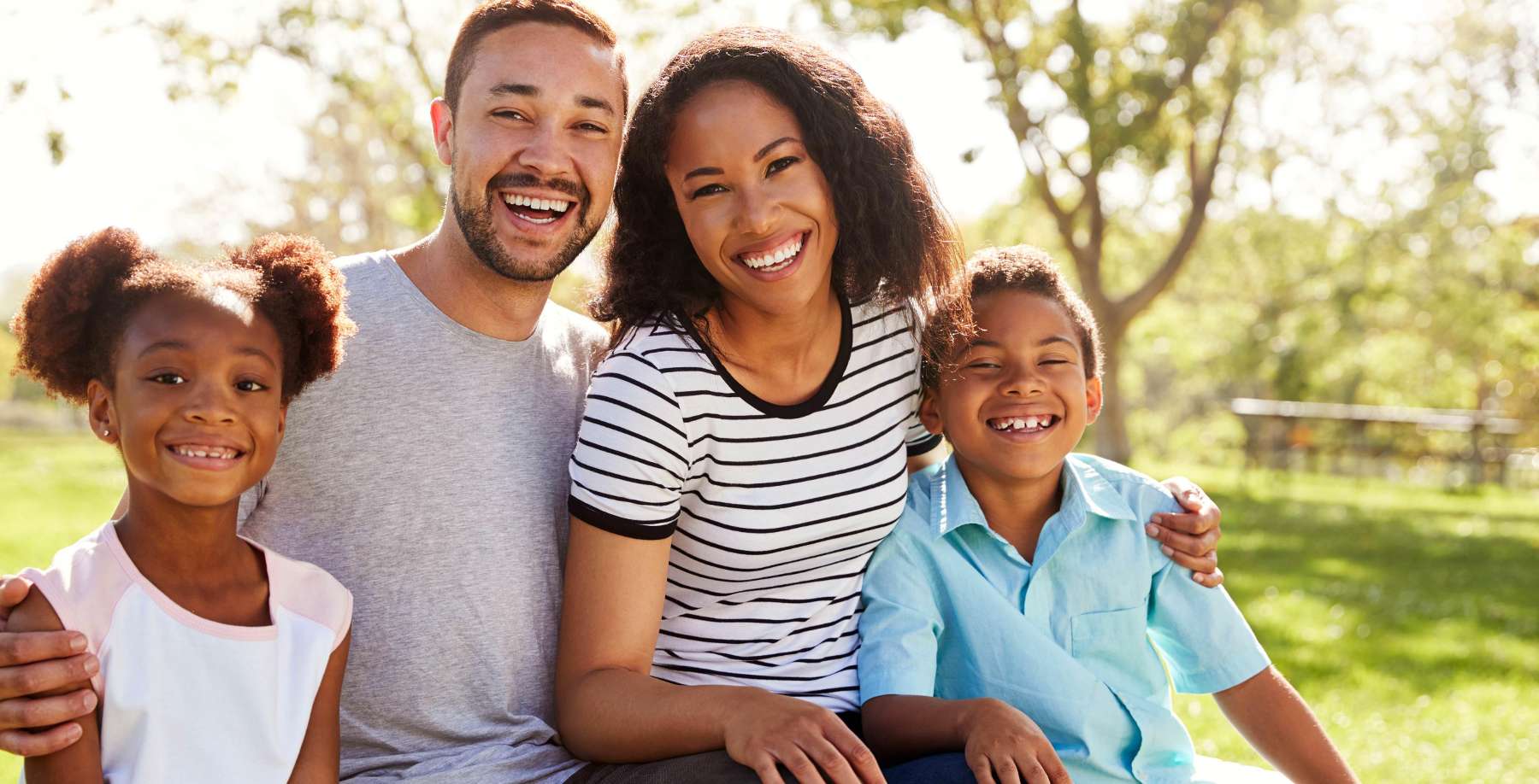 A smiling family in the park